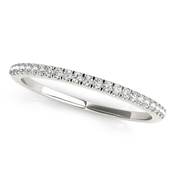 Alianza clásica de oro blanco de 14 k con diamantes engastados en pavé (1/8 ct)