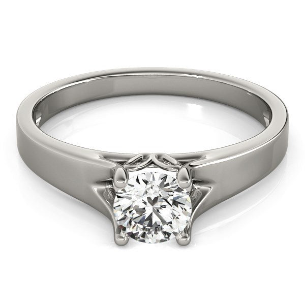 Anillo de compromiso de oro blanco de 14 k con solitario de diamantes engastados en garras (1/2 ct)