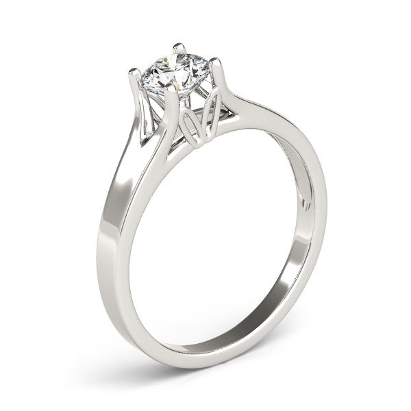 Anillo de compromiso de oro blanco de 14 k con solitario de diamantes engastados en garras (1/2 ct)