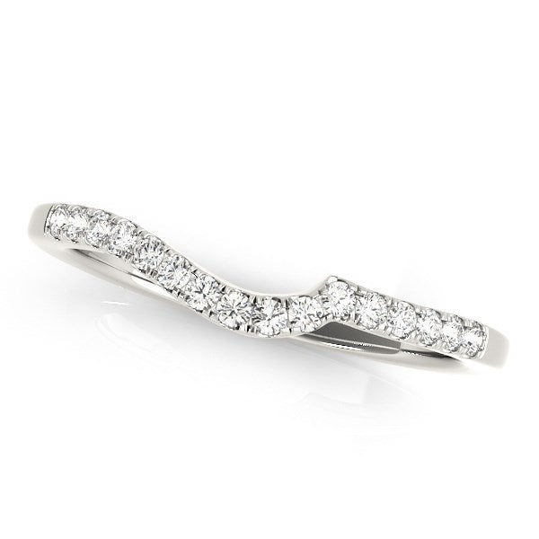 Anillo de bodas de oro blanco de 14 k con pavé de diamantes de estilo curvo (1/6 ct)